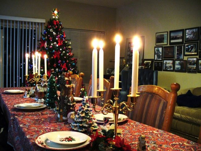 christmas-tree-christmas-candlesticks-pine-tree-candles-christmas-bulbs-1635311-pxhere.com